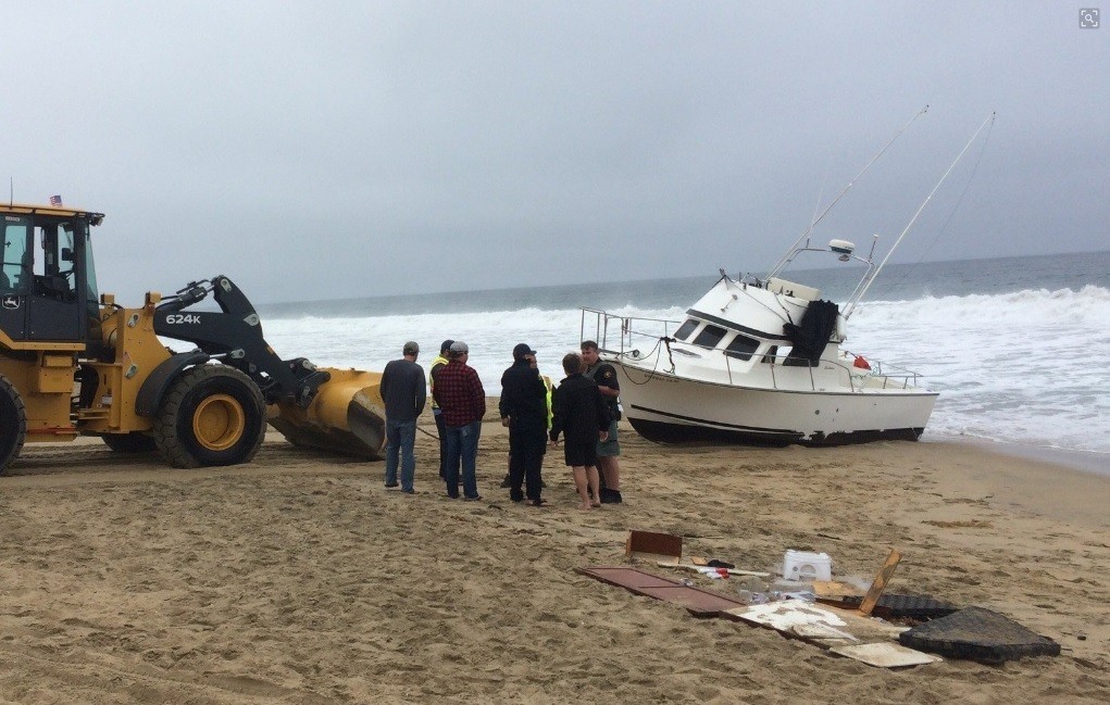 Boat sailing from Catalina Island runs aground on beach in Newport ... - Los Angeles Times