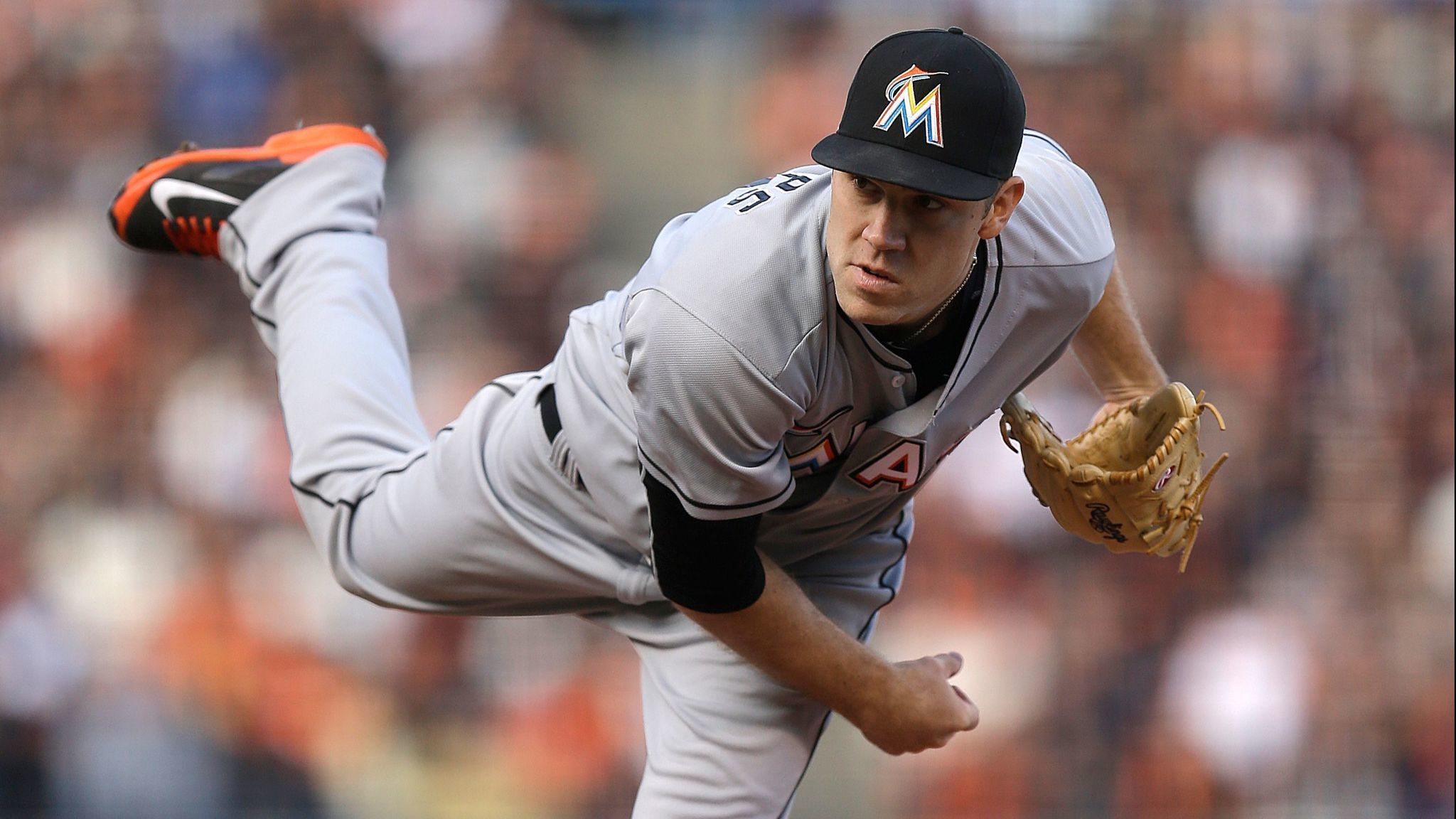Marlins trade reliever David Phelps to Mariners for four prospects