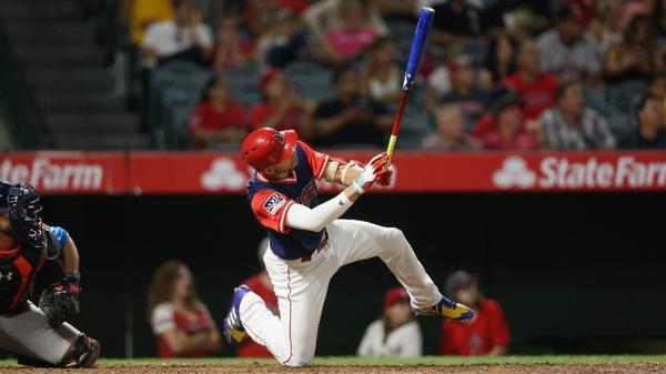 Andrelton Simmons goes down to a knee to get Angels out of hole