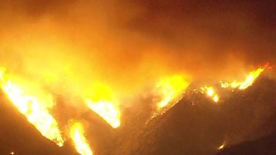 Brutal Santa Ana winds fuel dangerous Ventura County wildfire, grounding choppers