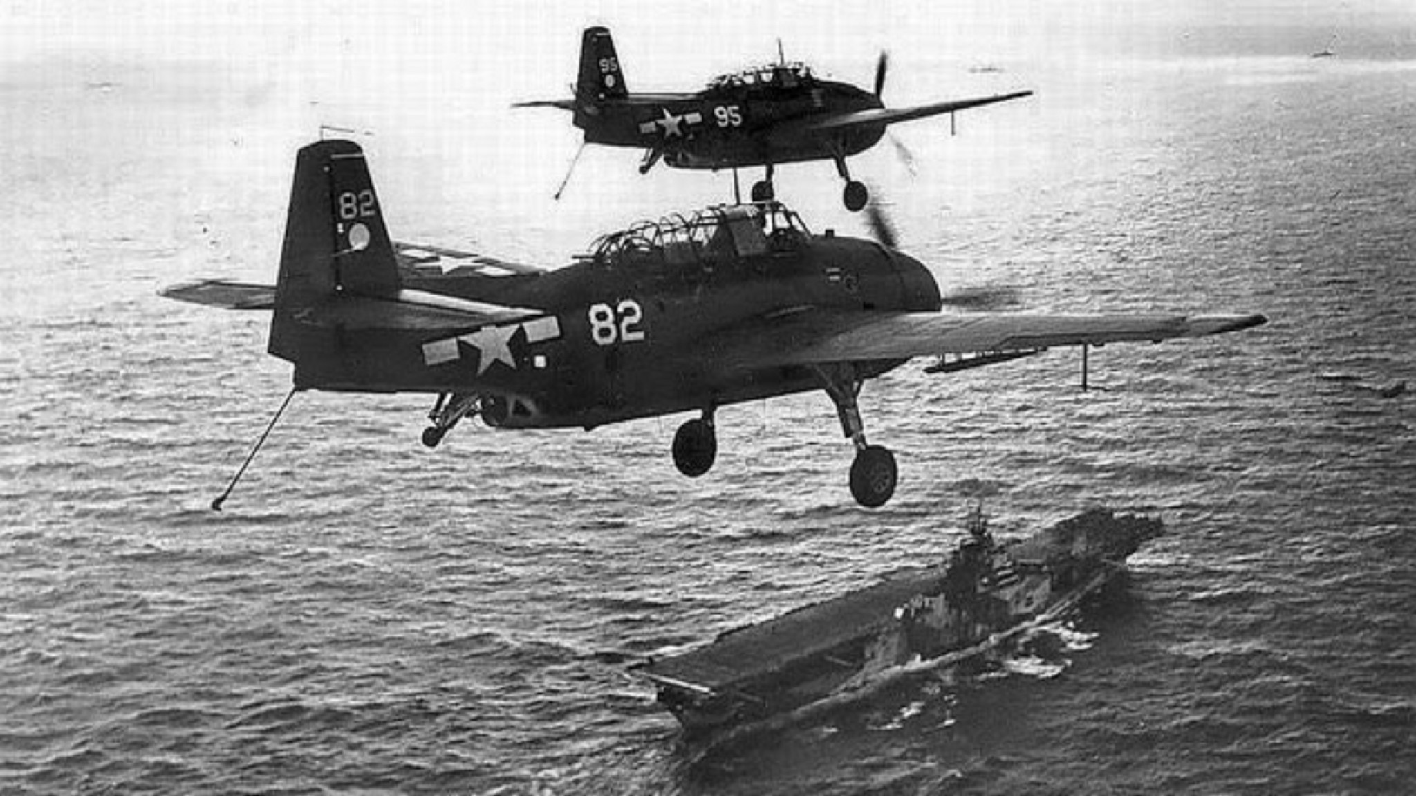 为什么二战时期的舰载鱼雷机是三座，而舰载俯冲轰炸机是双座？_凤凰网