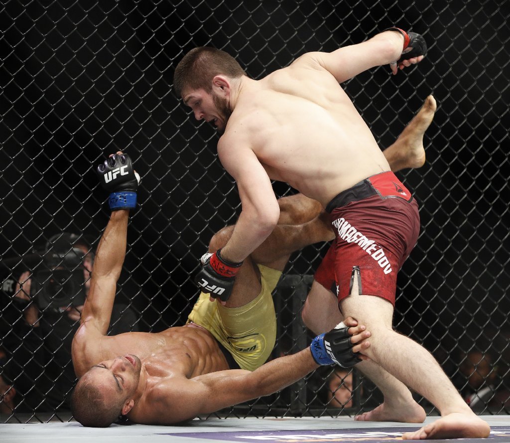 Nurmagomedov domina con facilidad a Barboza en UFC 219; busca a Ferguson o a McGregor