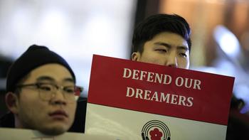 Government resumes accepting applications to renew DACA