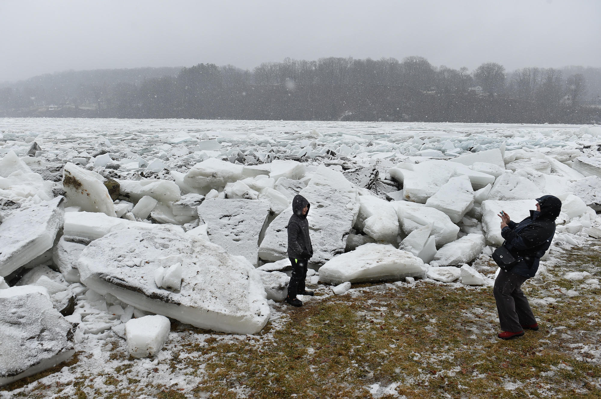 Ice Chokes Connecticut River in Haddam, Causing 2000 x 1329