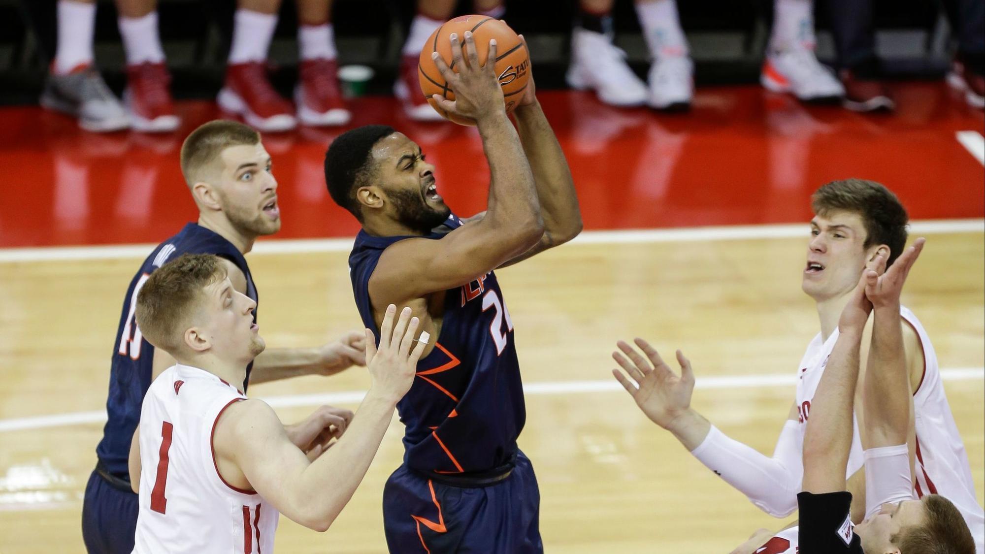 Illinois falls to 0-7 in Big Ten after getting blown out by Wisconsin