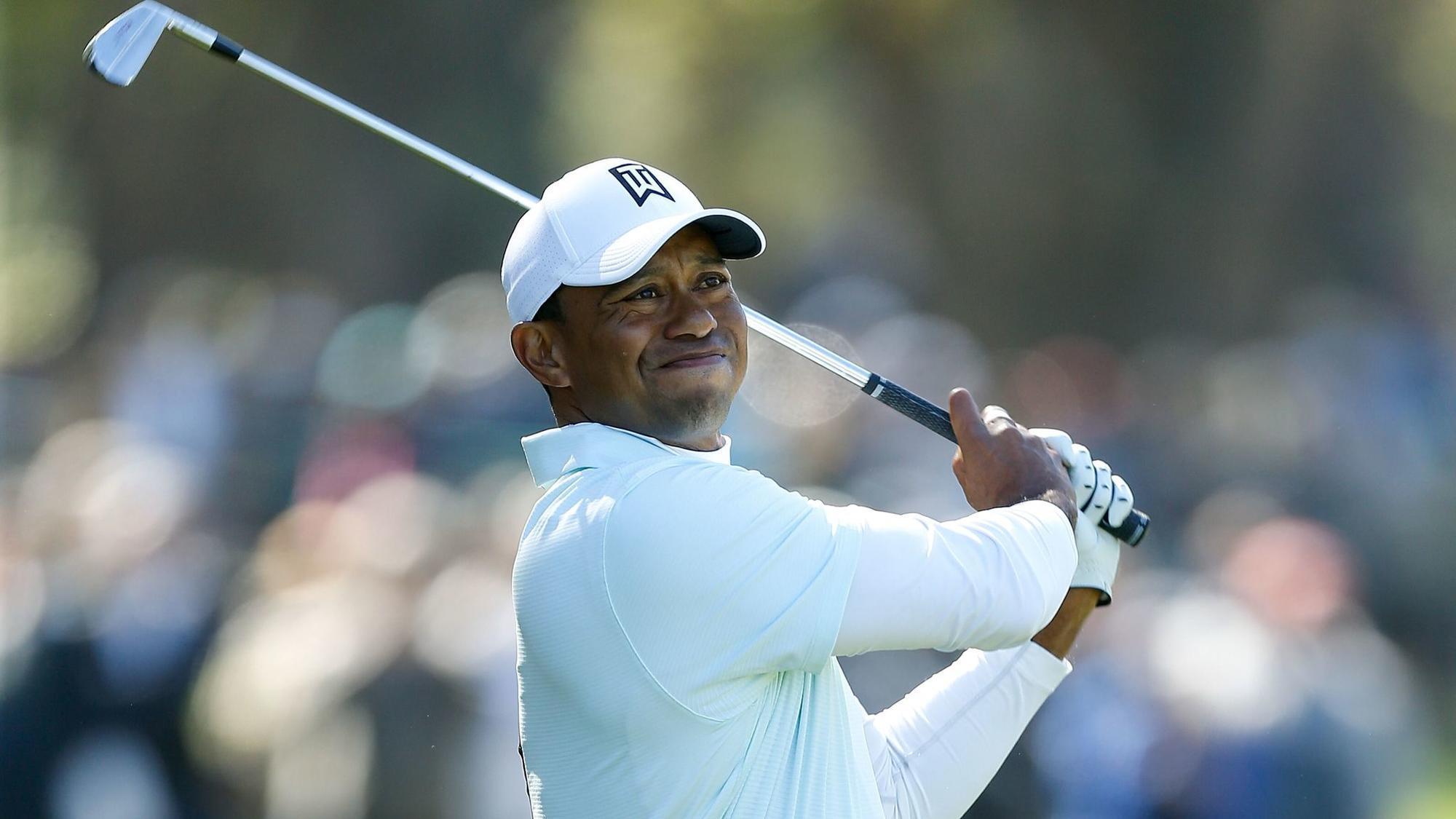 Tiger Woods surges to the top of a PGA Tour leaderboard for the first time since 2015 ...