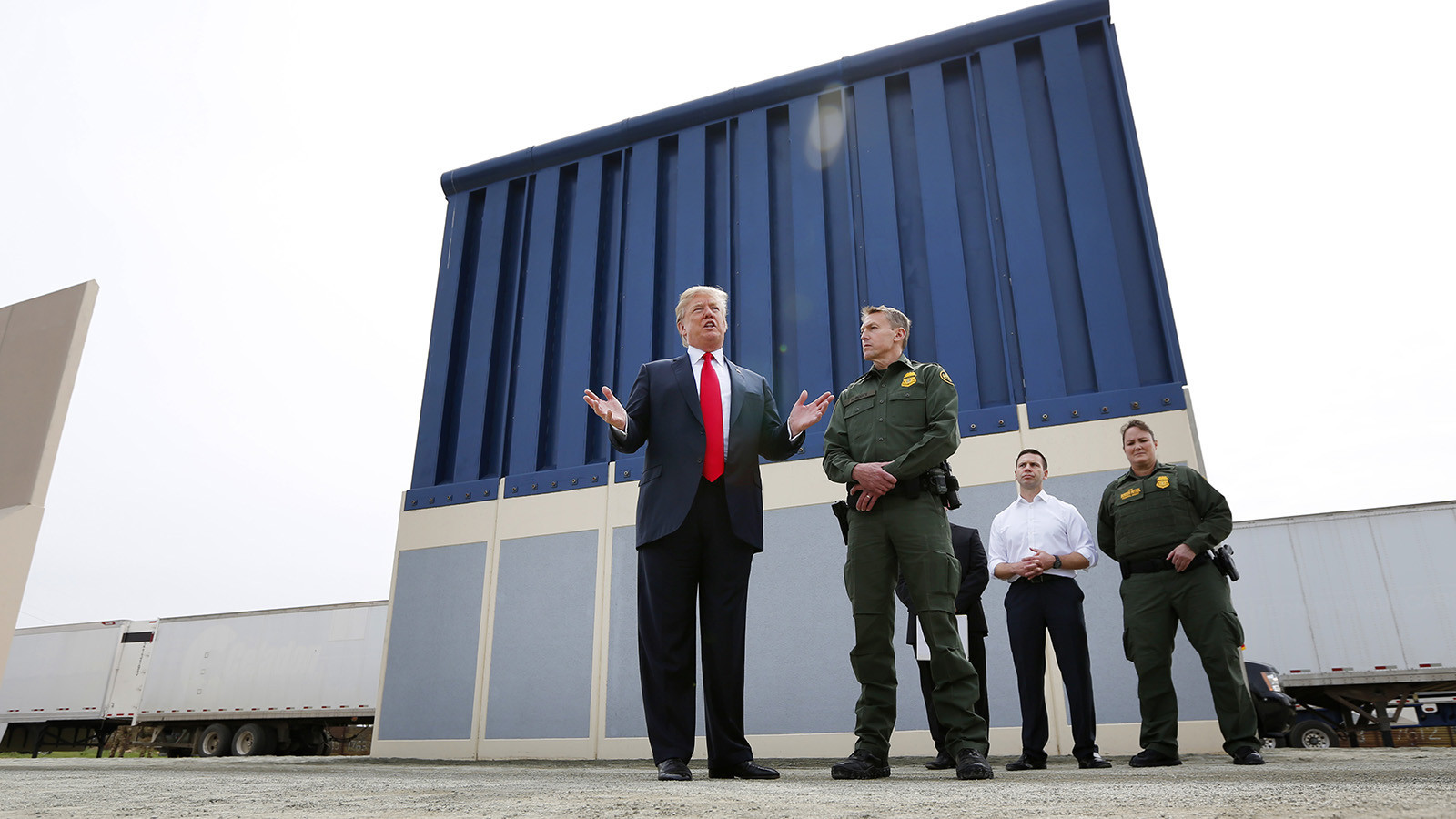President Trump visits border wall prototypes - The San Diego Union-Tribune1600 x 900