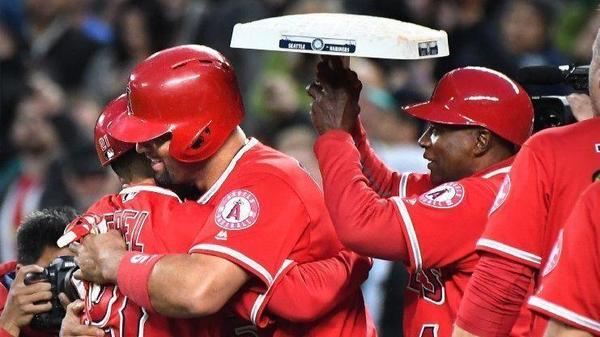 Mariners fans let Angel Albert Pujols bask in triumph after 3,000th hit
