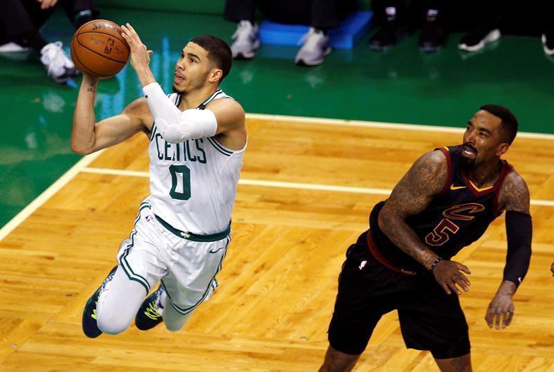 James rechaza estar fatigado; Celtics, con Tatum, a un triunfo de las Finales