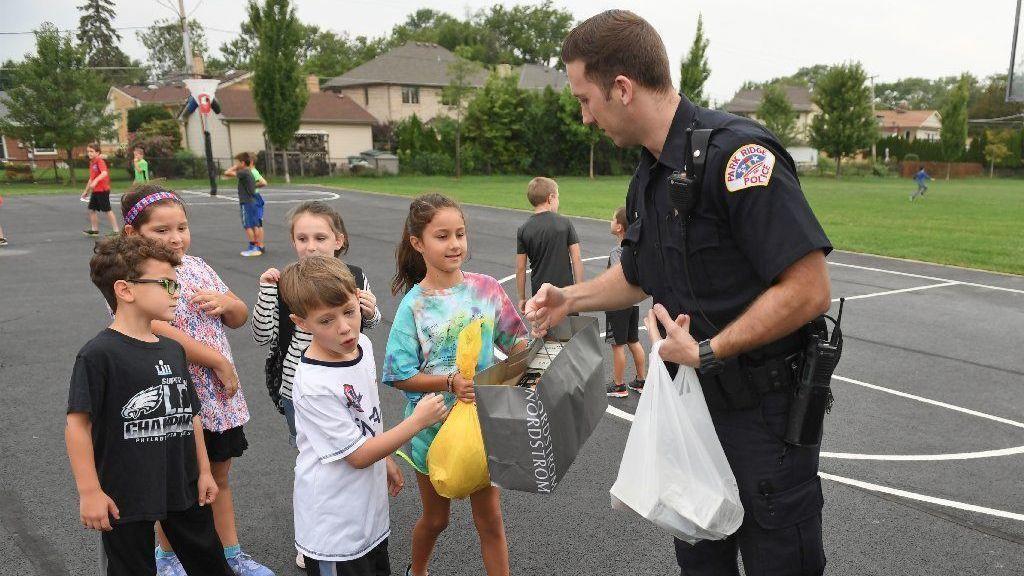 Carpenter School students help Park Ridge police 'Stuff the Squad' with food pantry donations