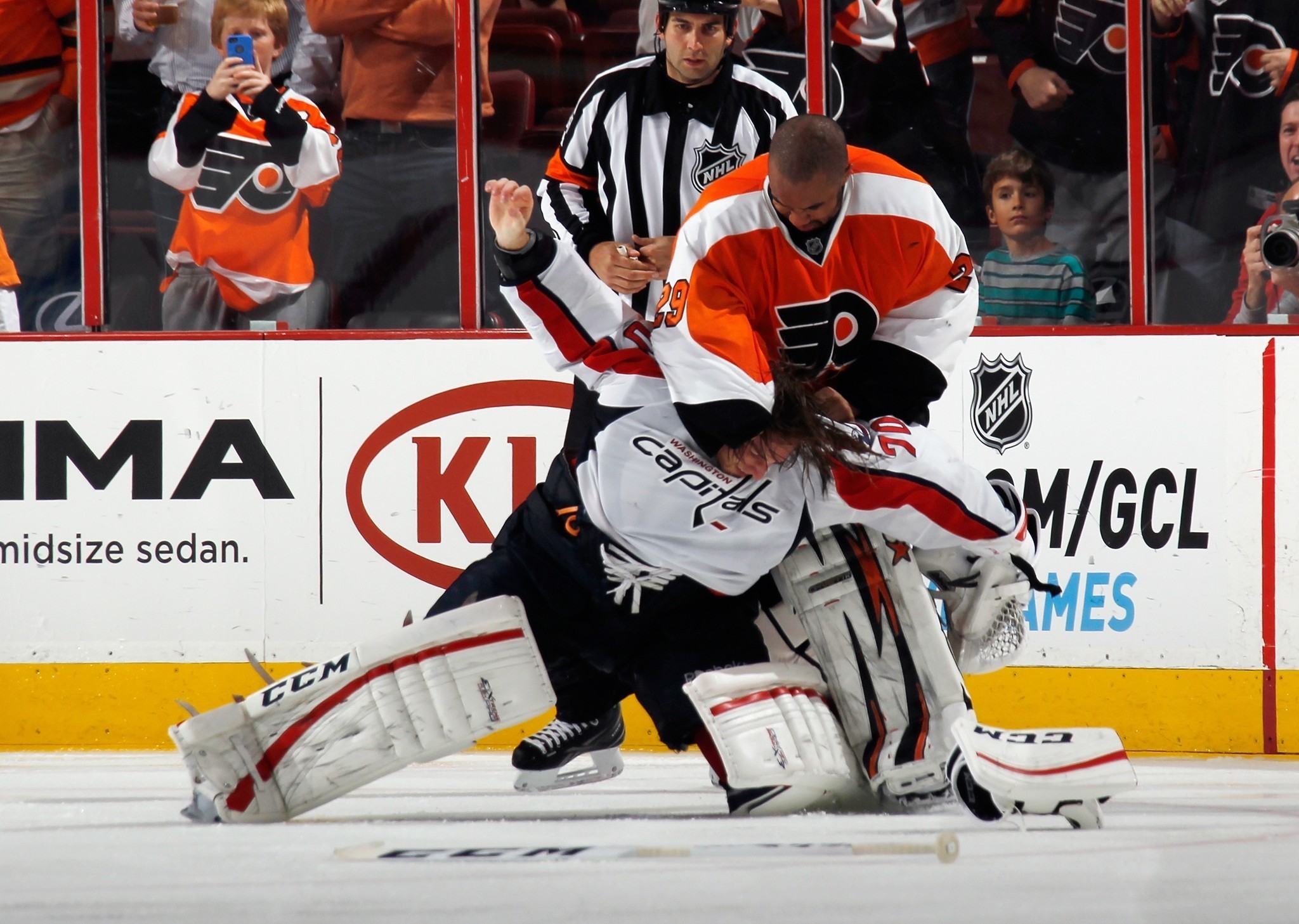 Philadelphia Flyers goalie punching Washington Capitals goalie