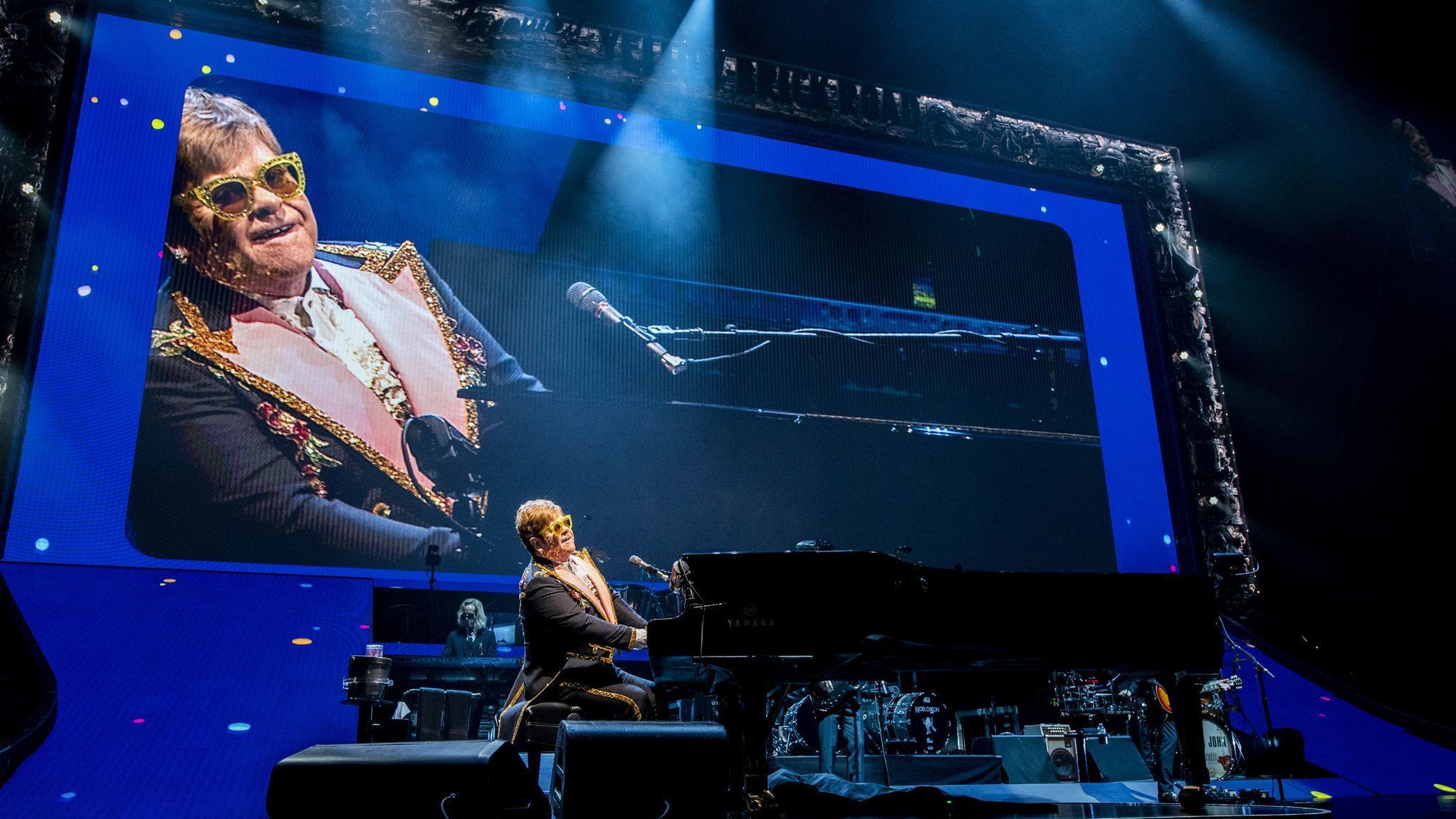 Elton John's fond farewell on final L.A.-area night of Yellow Brick Road retirement tour
