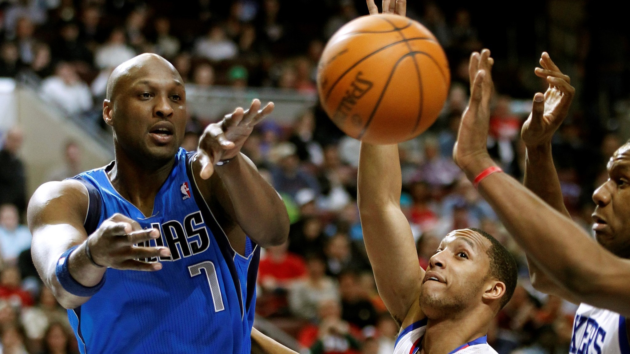 Lamar Odom says Mark Cuban heckled and kicked him when he was on the Mavericks