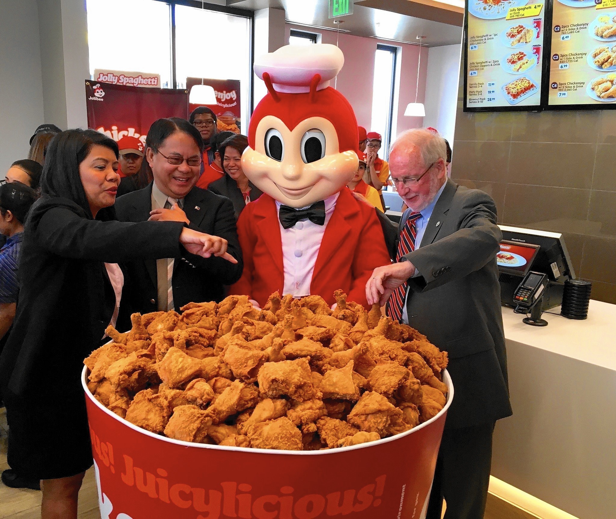 Jollibee Opens River North Location Today With Chickenjoy Yumburgers And Hot Dog Spaghetti Orlando Sentinel