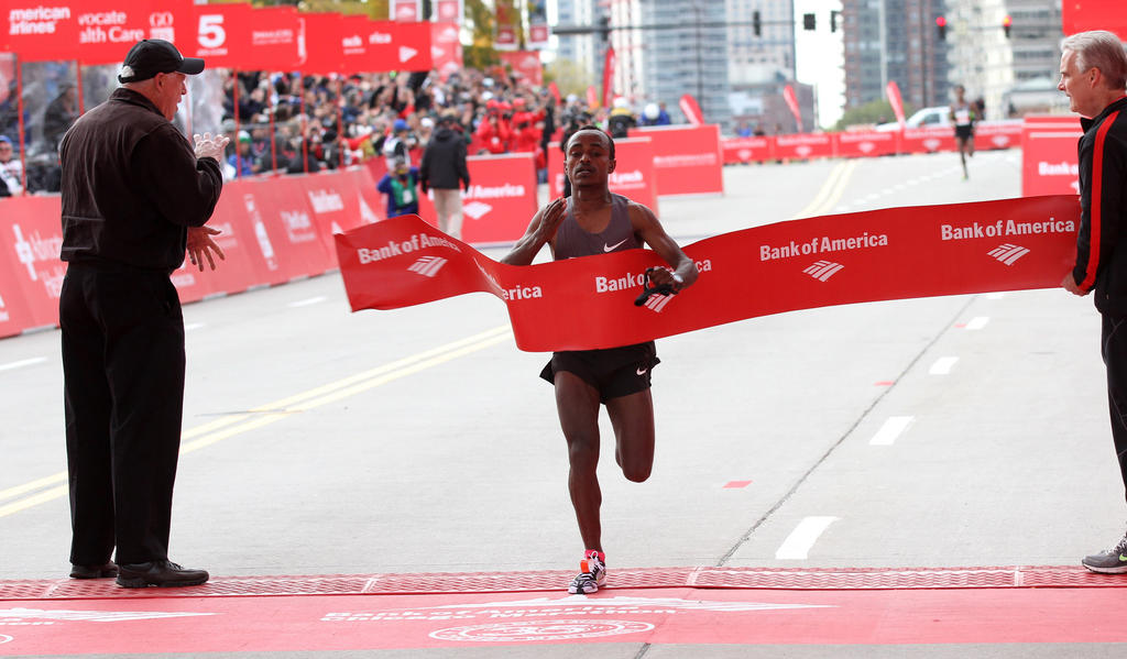 Tsegaye Kebede becomes the first Ethiopian to win the 2012 Bank of America Chicago Marathon, breaking the year-old course record by nearly a minute.