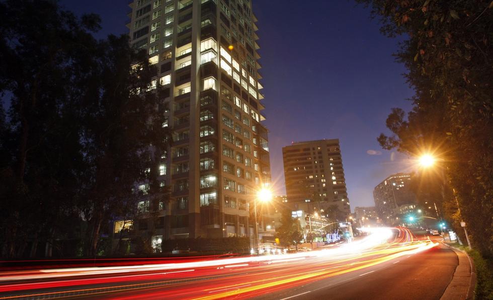 Traffic streams along Wilshire Boulevard as the verdant expanse of the Los Angeles Country Club gives way to the high-rise residential buildings of Westwood. (Luis Sinco / Los Angeles Times)