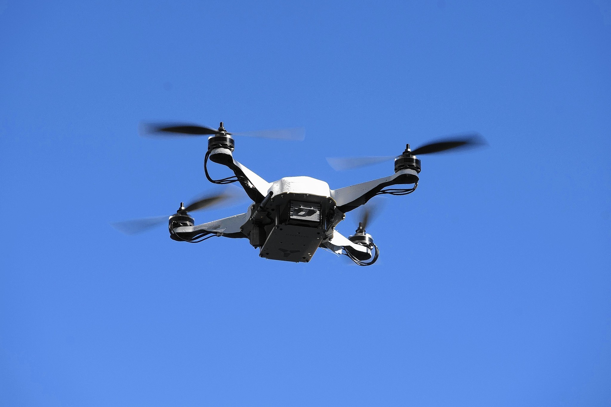 Оповещение о дроне. Летающий робот. Летающие роботы дроны. Квадрокоптер летает. Квадрокоптер в небе.