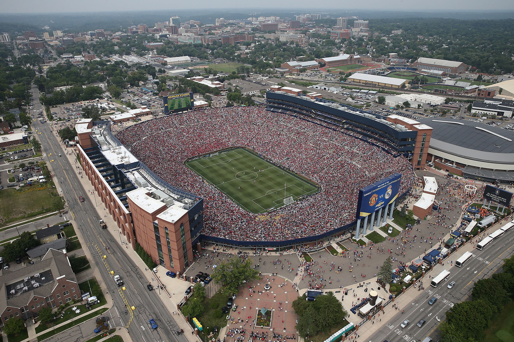 Record crowd sees Manchester United beat Real Madrid - Chicago Tribune