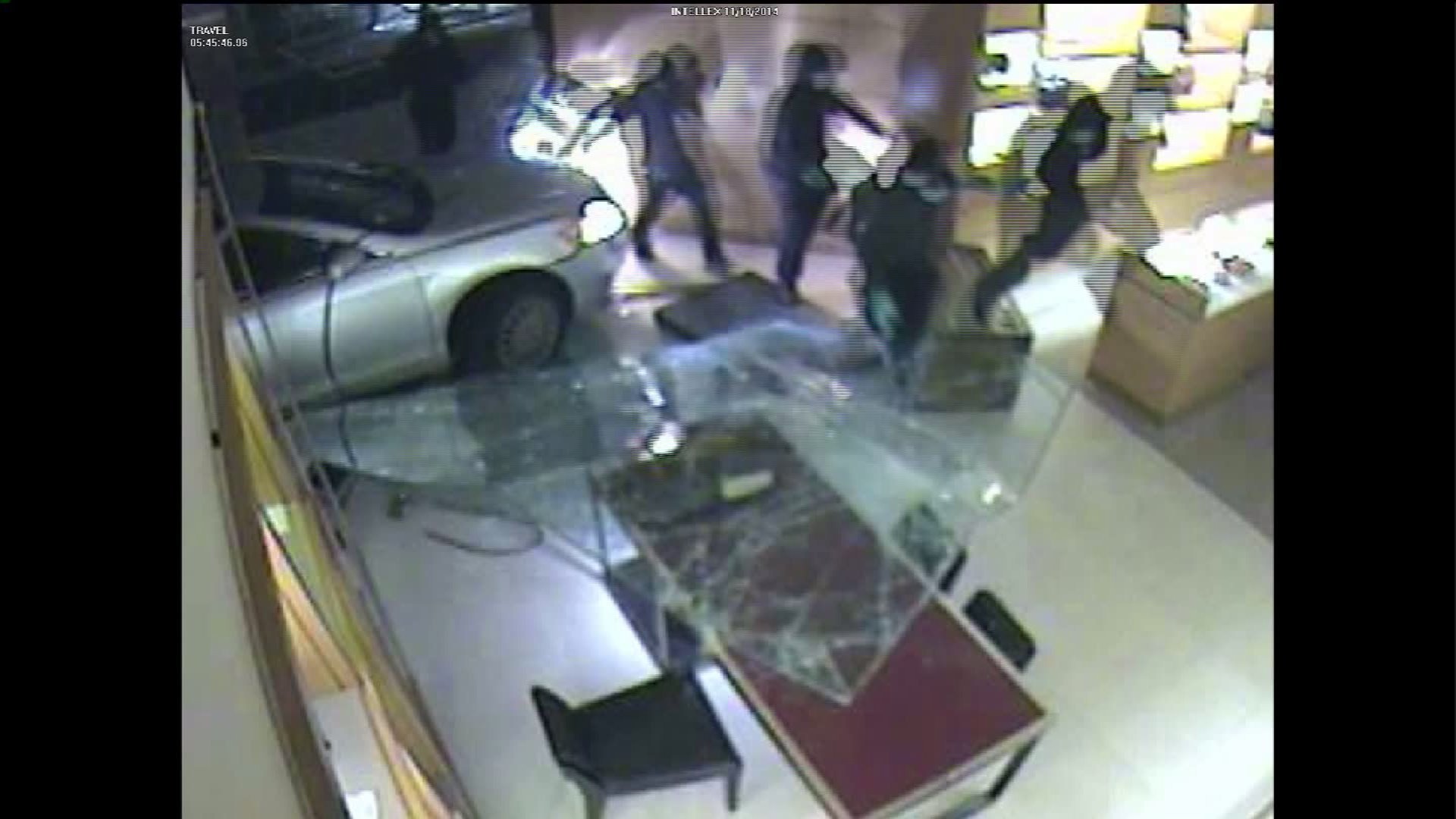 Surveillance video shows thieves burglarize Northbrook&#39;s Louis Vuitton store - Northbrook Star