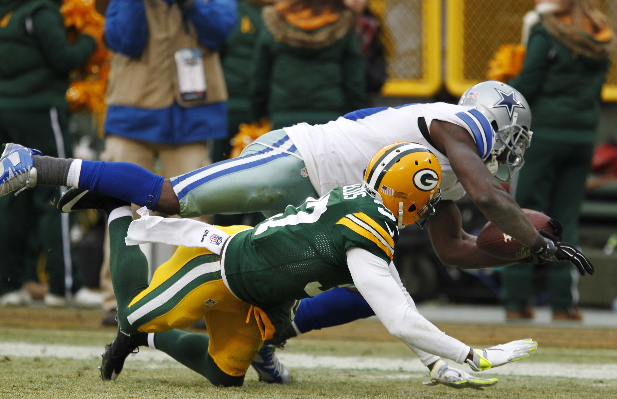 Aaron Rodgers, controversial call lift Packers over ...
