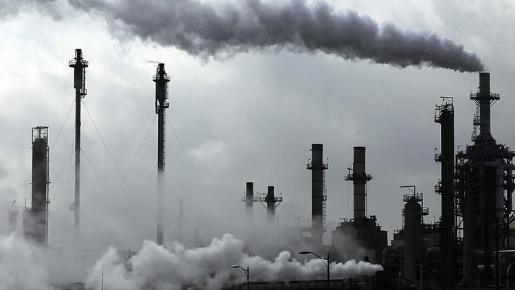 A refinery pumps out emissions in the process of producing gasoline. (Luis Sinco / Los Angeles Times)