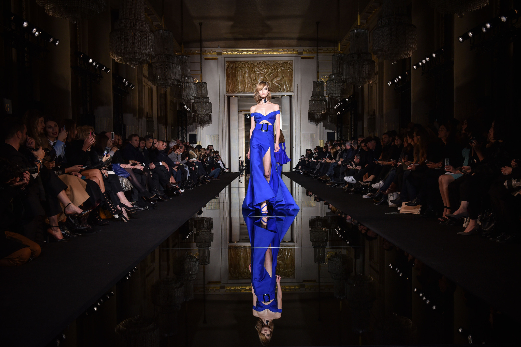 Ассоциация моды фонтейна занимается организацией модного показа. Мода Париж Catwalk. Версаче Кристиан диор. Показ мод в Париже 2023. Показ Версаче диор 1990.