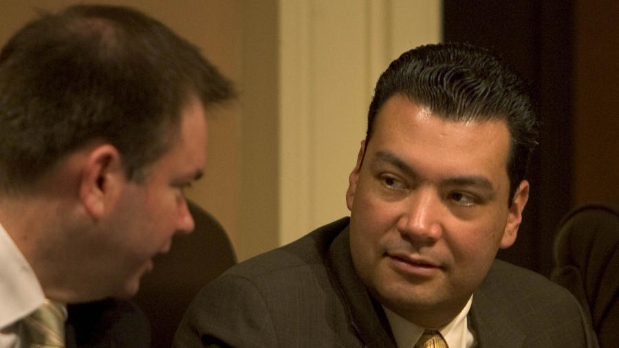 California Secretary of State Alex Padilla backed the proposal to automatically register to vote every eligible Californian with a driver's license. (Robert Durell / Los Angeles Times) ()