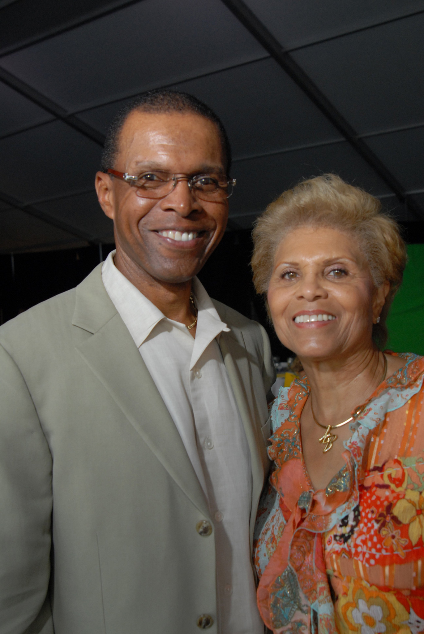 Gale Sayers, wife sell Chicago condo picture