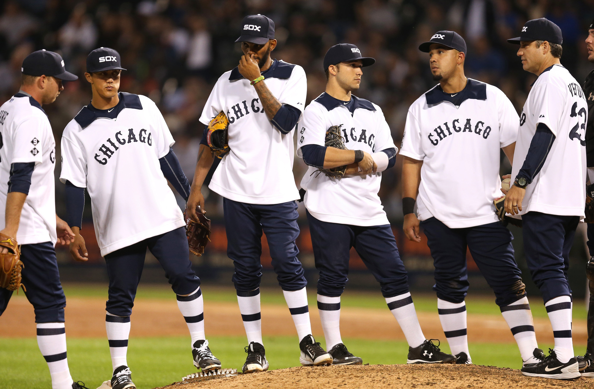 White Sox dress for success to top Mariners on Throwback Thursday
