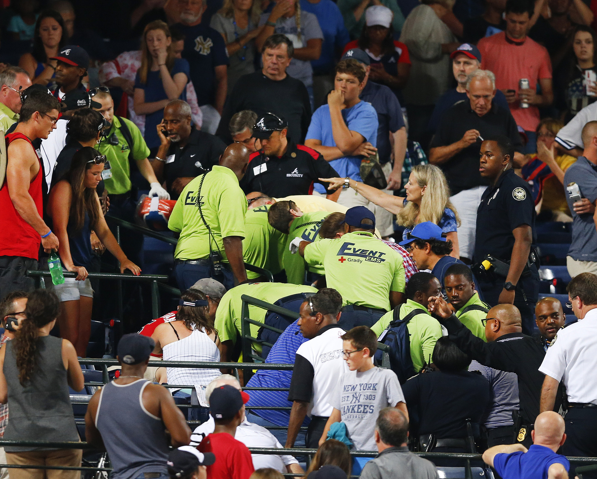 Fan dies after falling at Atlanta Braves game Chicago Tribune