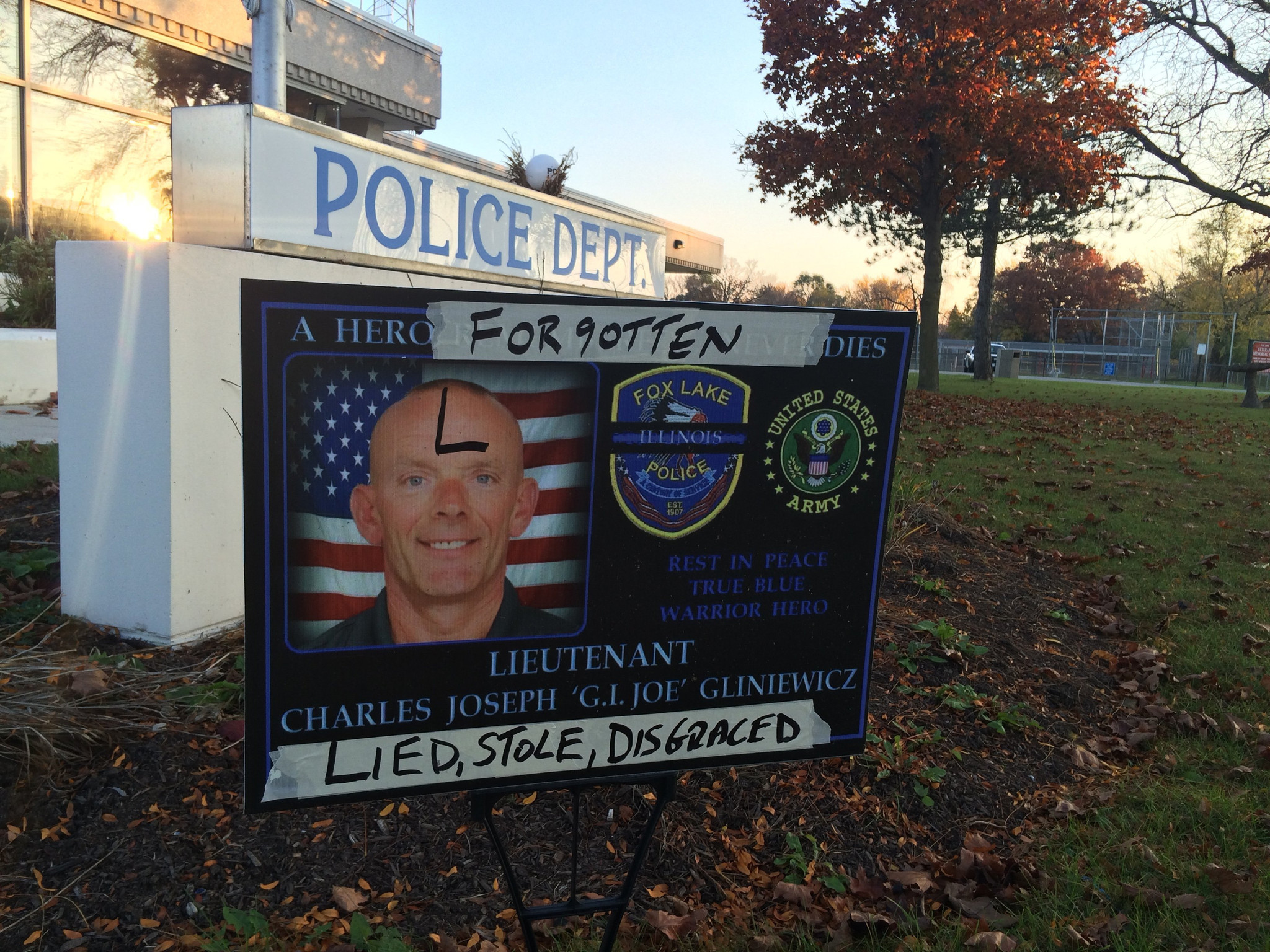In Fox Lake, hero cop Joe Gliniewicz now villain to many - Lake County News-Sun