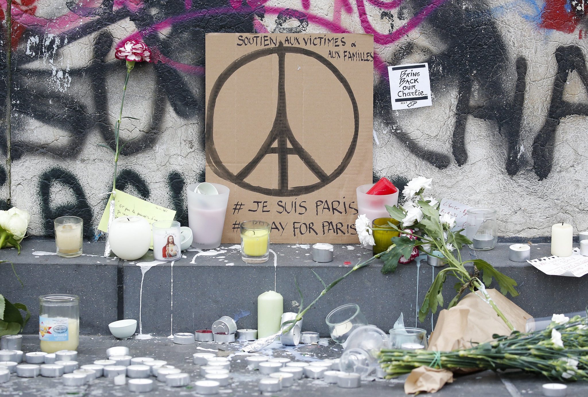 Memorial in Paris pays tribute to those killed in Friday's terror attacks. (Julien Warnand / EPA)