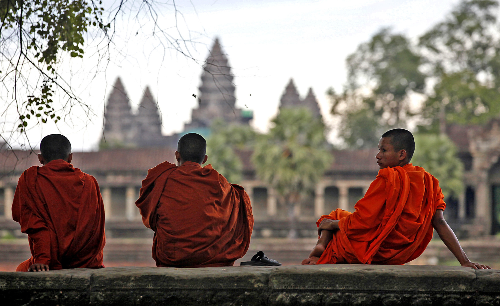 Большая часть исповедует буддизм. Камбоджа храмы буддизма. Буддизм Тхеравада храм. Монах Ангкор. Буддисты Камбоджа.