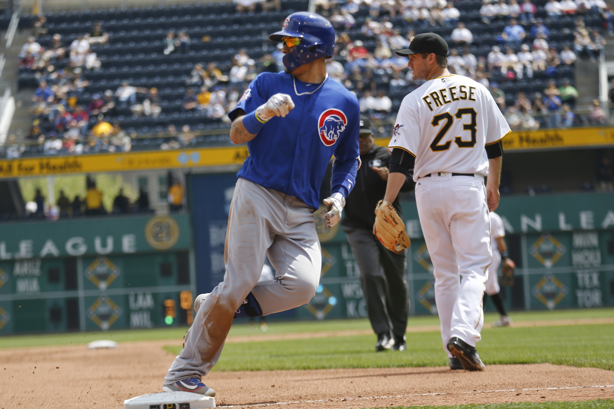 Javier Baez balances glove with bat - Chicago Tribune