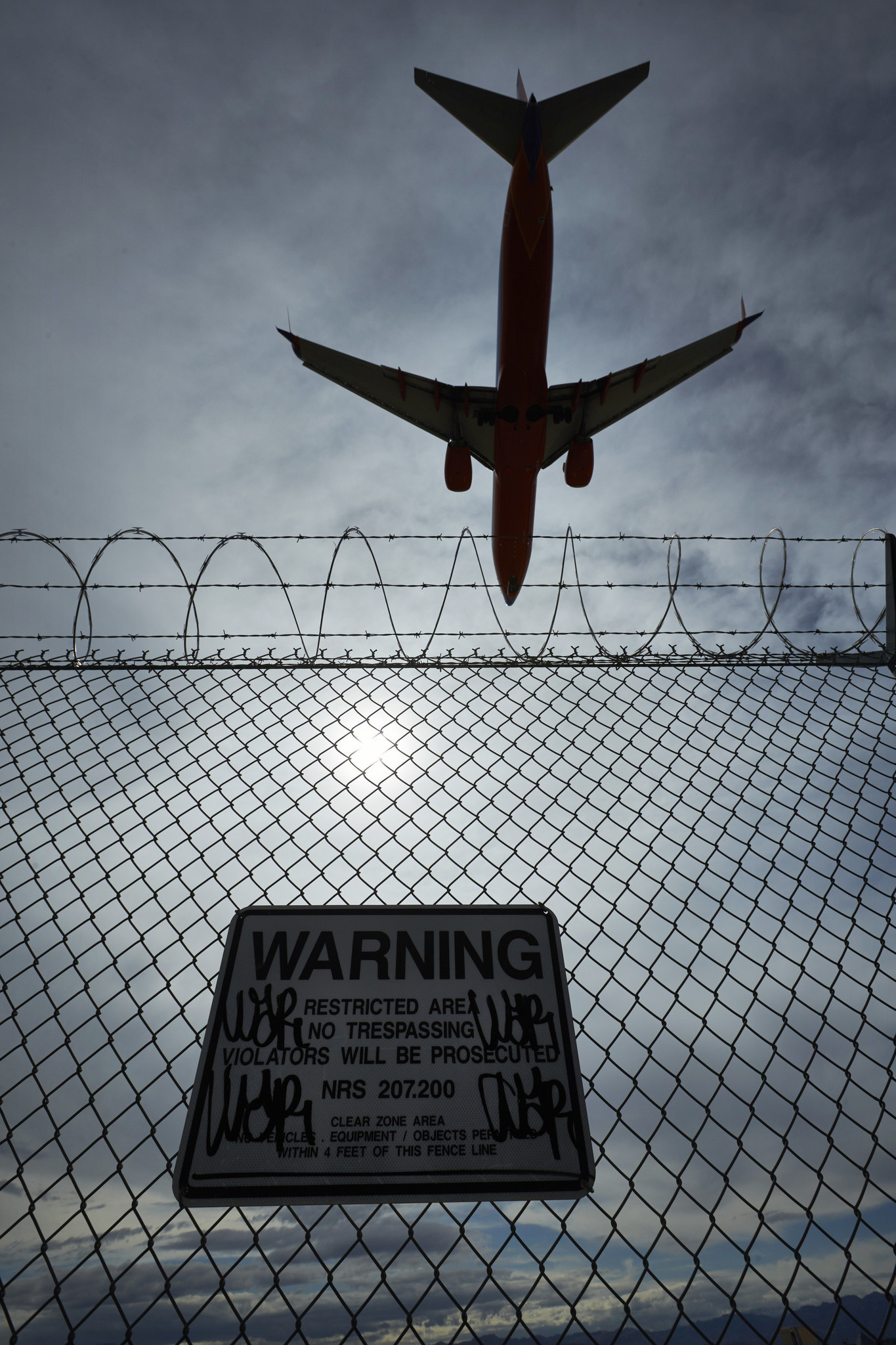 Intruders breach U.S. airport fences about every 10 days - Chicago Tribune