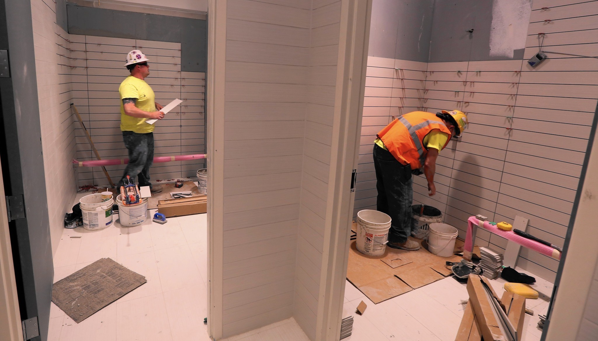 Construction Contractors Warn Of A Labor Shortage As Building Booms Chicago Tribune