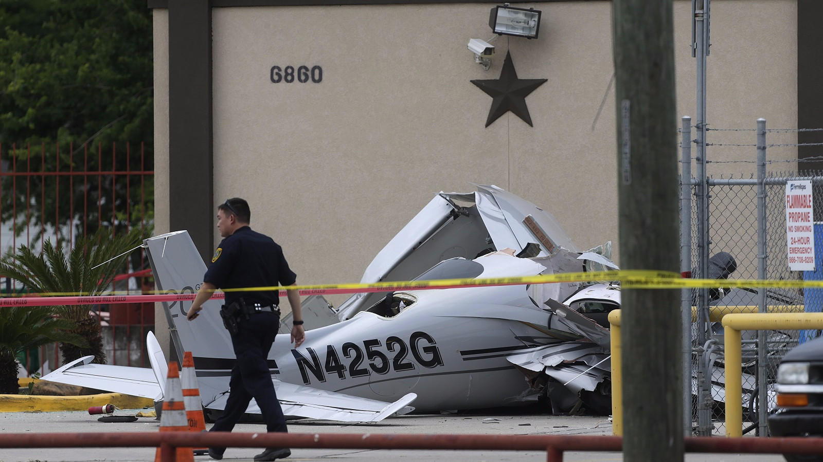 3 dead after plane crashes into car near Houston airport