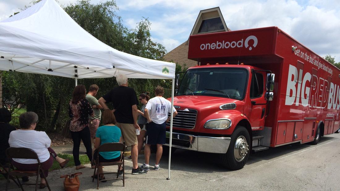 People lining up in Orlando today to donate blood. (Orlando Sentinel)