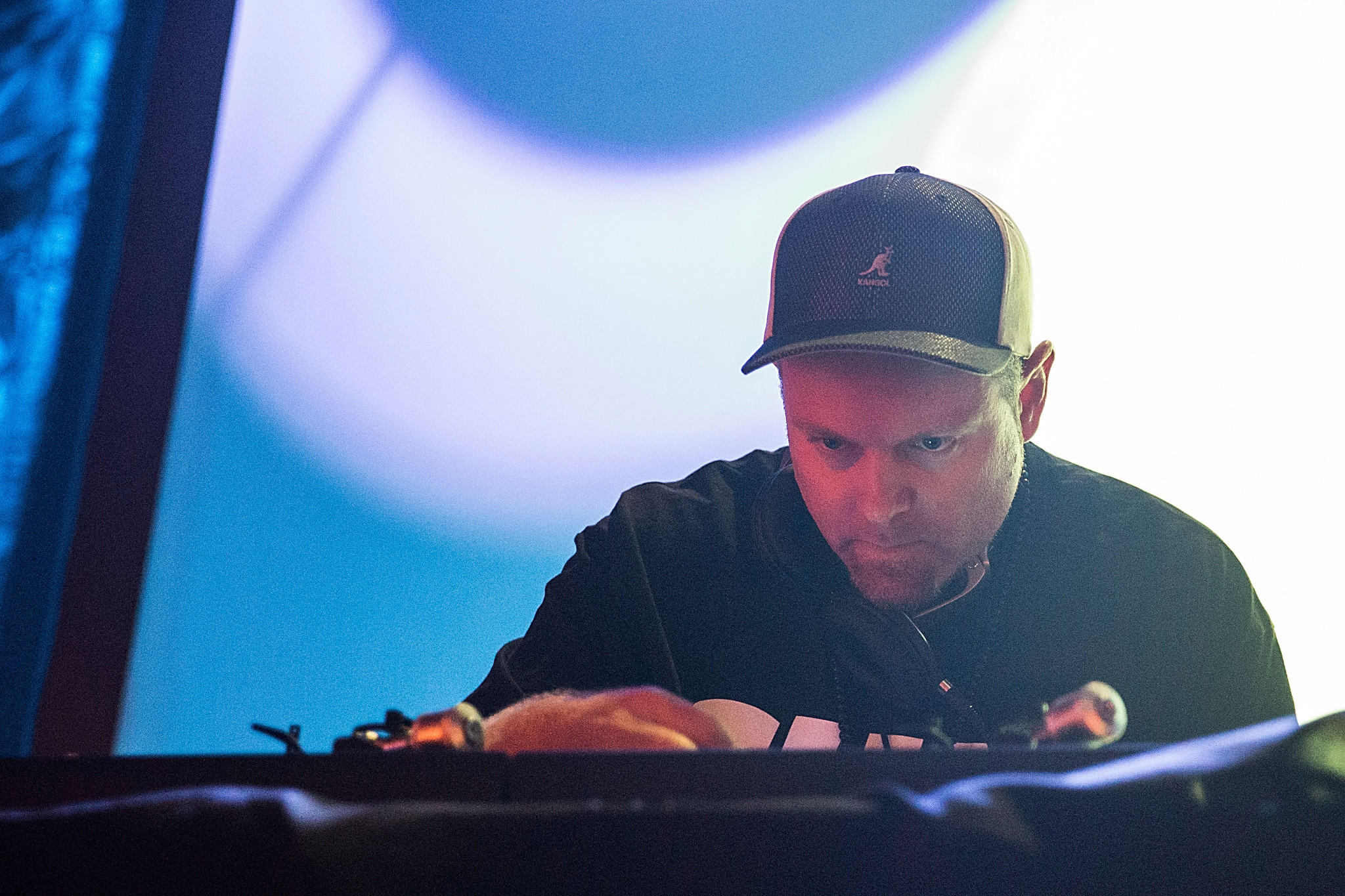 Slide sonoridade melódica dj shadow zn. DJ Shadow 2023 Аланья. DJ Shadow "Endtroducing". DJ Shadow фото. Clams Casino американский музыкальный продюсер.