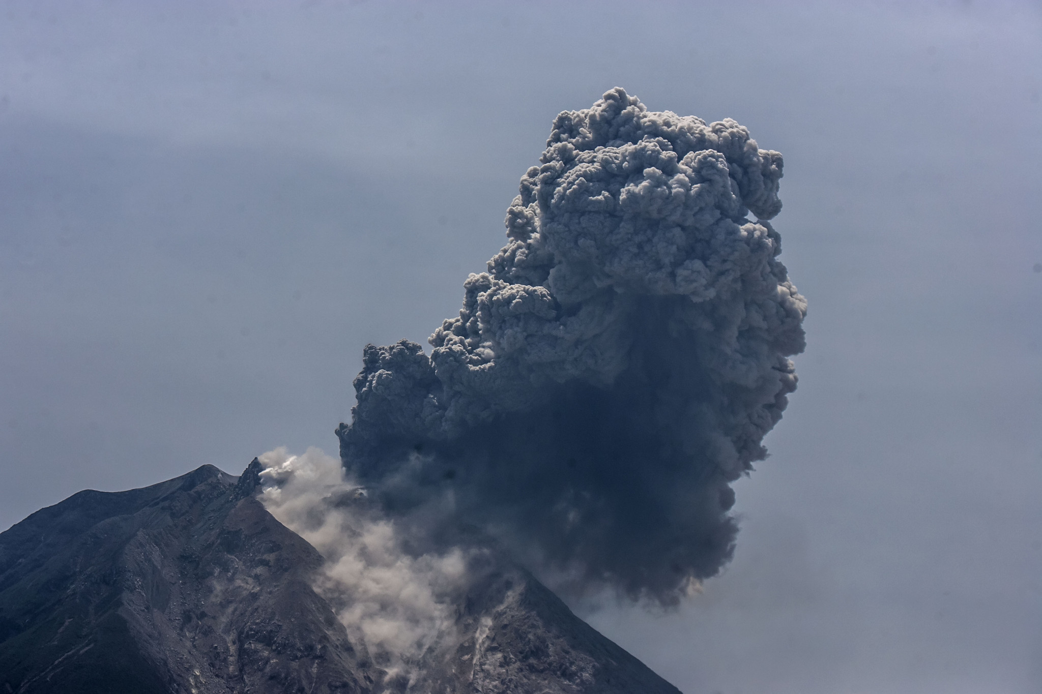 3 Indonesian volcanoes erupting at once, disrupting some flights