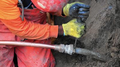 As other cities dig up pipes made of toxic lead, Chicago resists