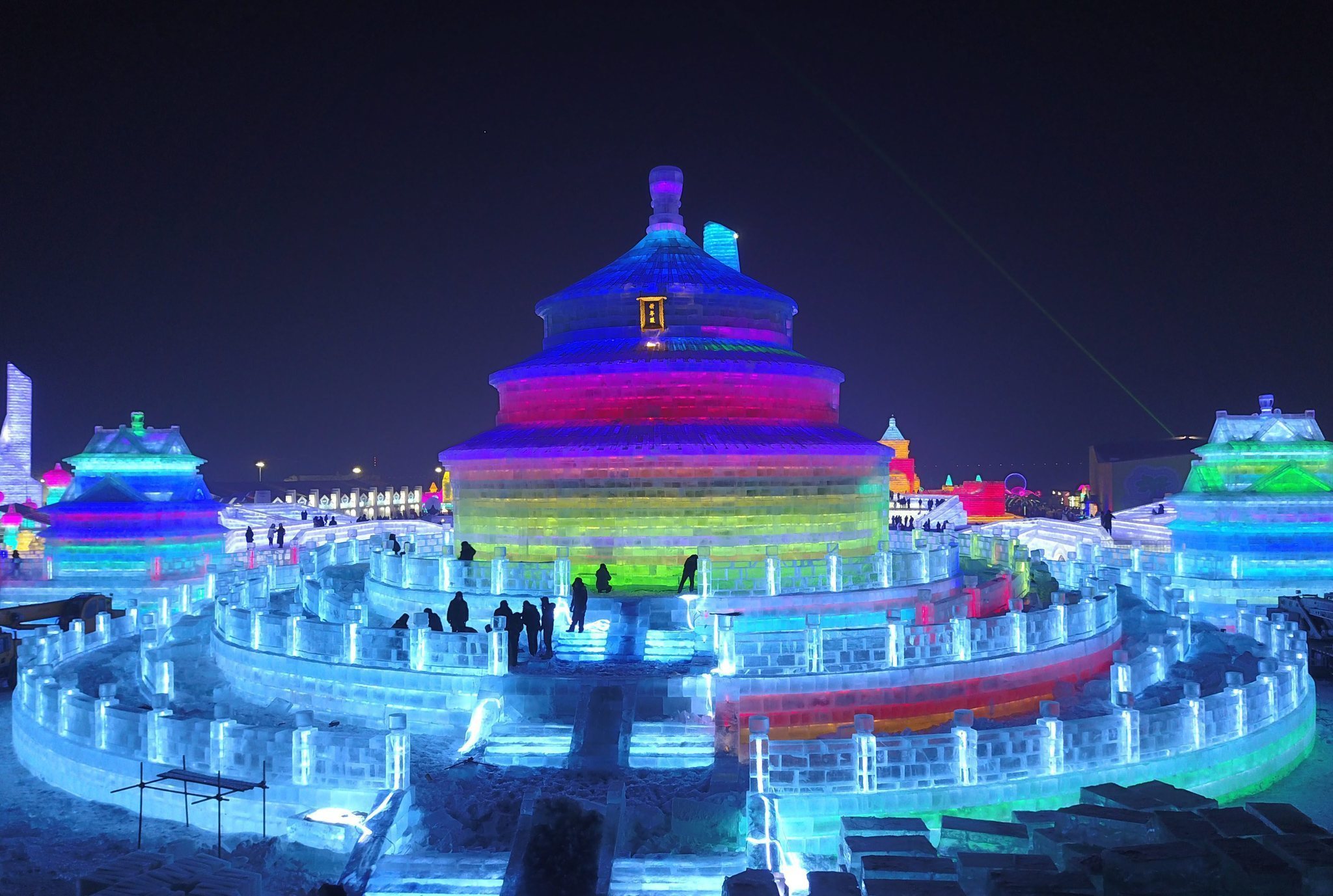 Ледовый город. Харбин Китай ледяной город 2020. Харбин дворец льда. Фестиваль ледяных скульптур в Харбине. Харбин город изо льда.