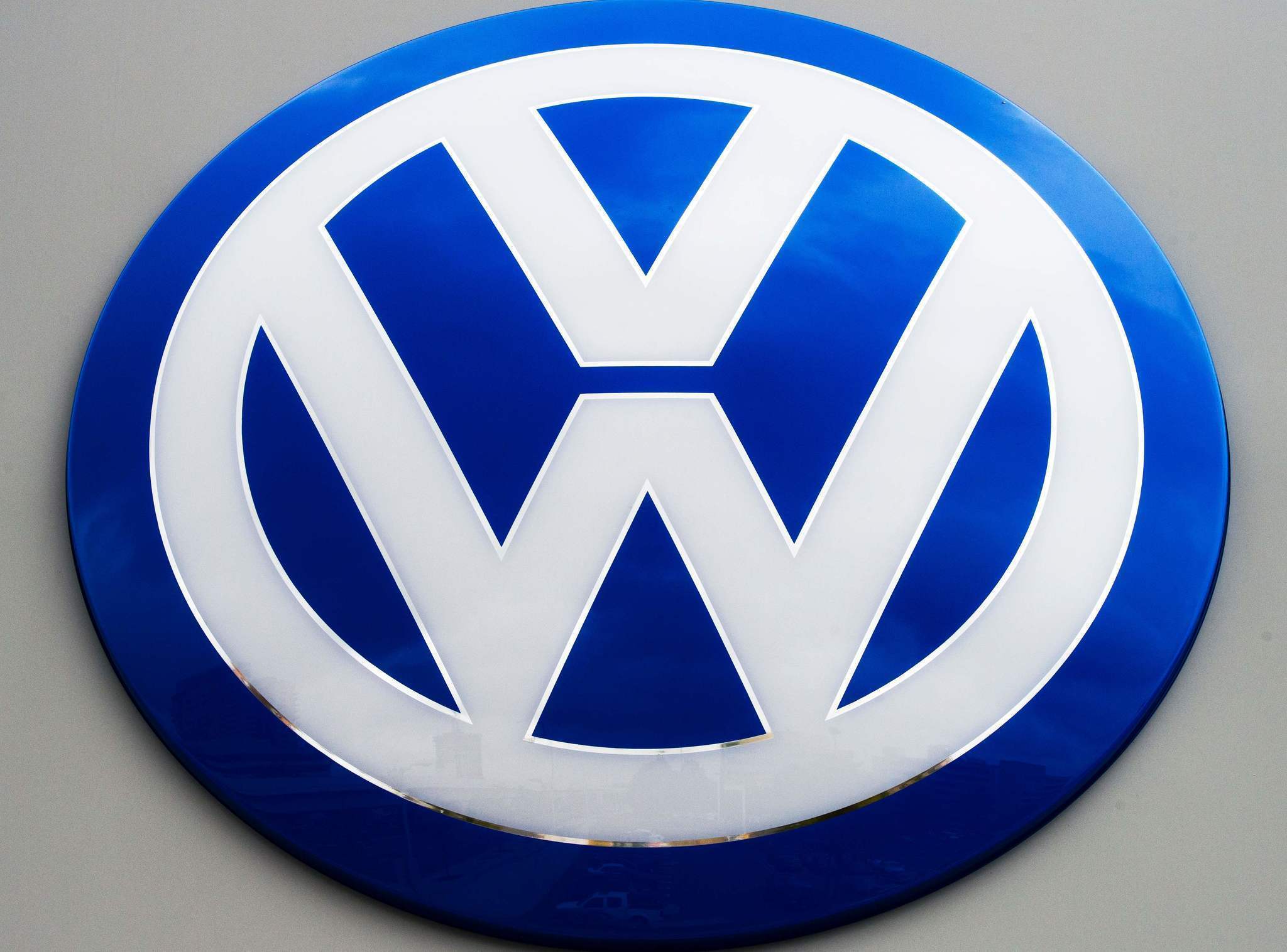 Что значит volkswagen. Знак VW. Фольксваген лого. Фольксваген логотип вектор. Обои Фольксваген.