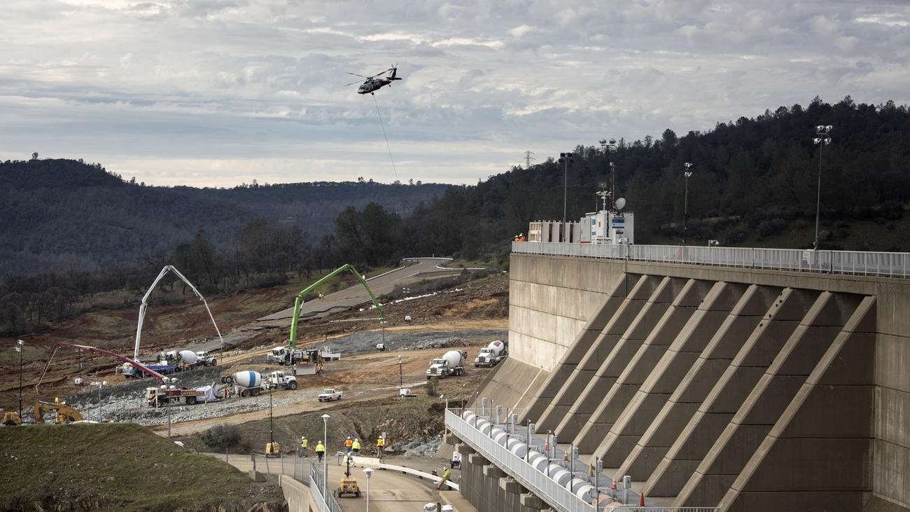 Spillway repairs continue at Oroville Dam on Wednesday. (Brian van der Brug / Los Angeles Times)