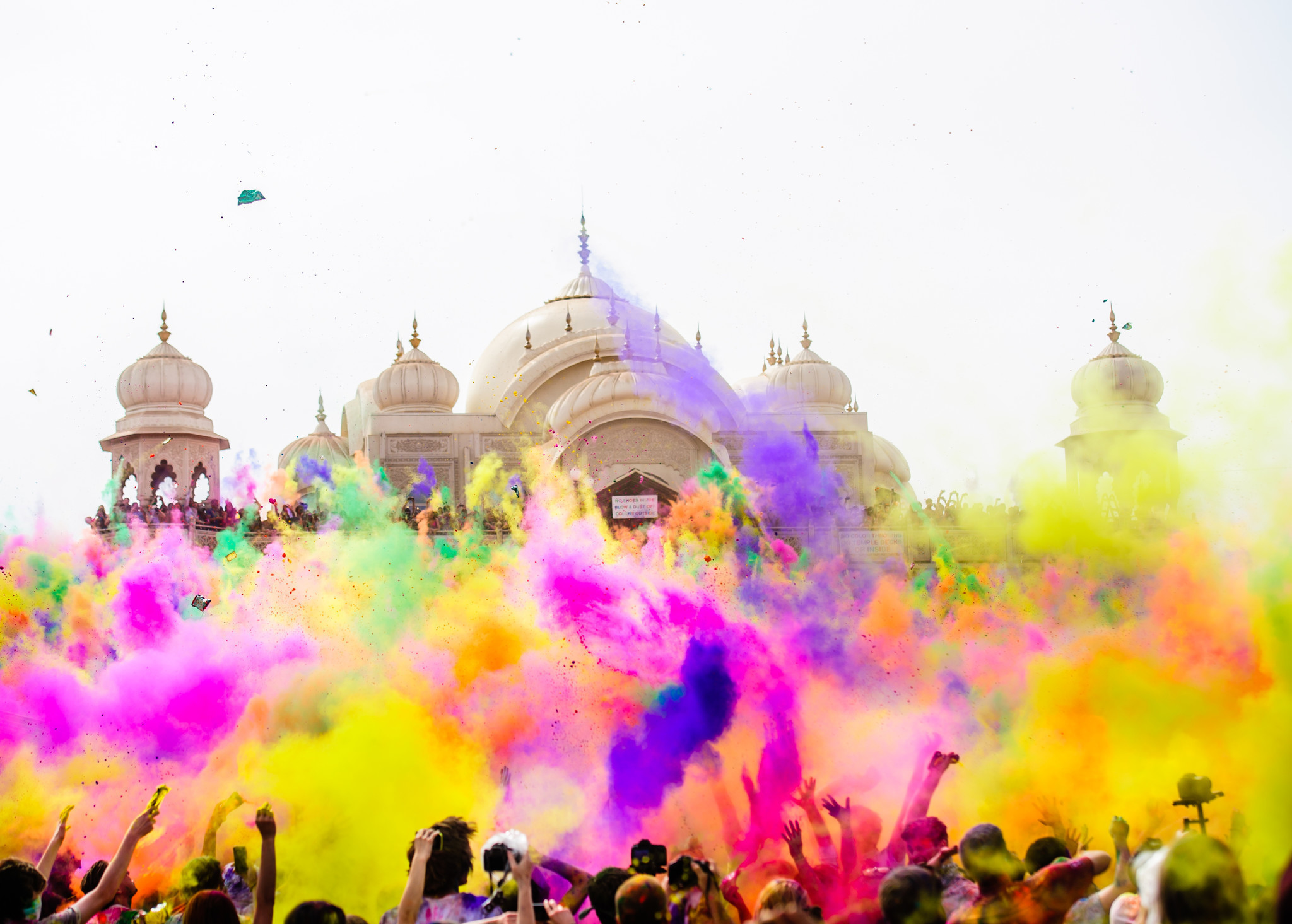 Что значит фестиваль. Индийские краски для фестиваля красок. Яркие праздники мира. Массовый праздник Холи в Индии.