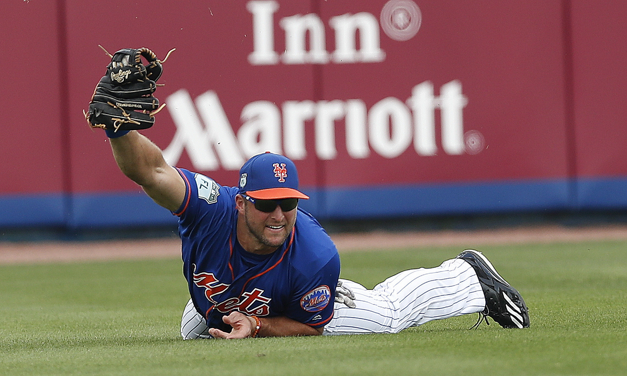 Tim Tebow gets first hit in game vs. Marlins, robs Justin Bour of single - Orlando ...2048 x 1228