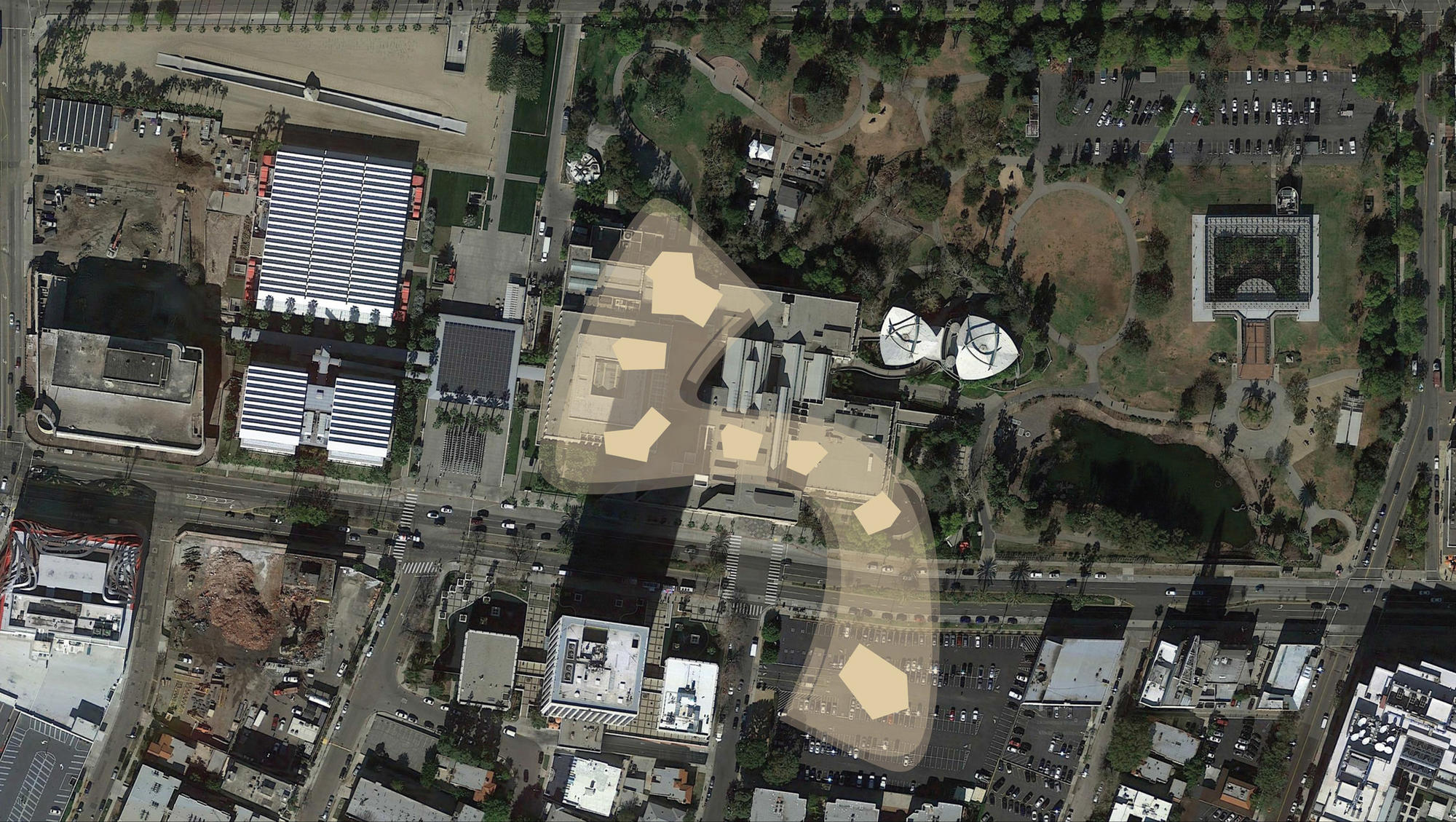 The footprint of the Zumthor design, which crosses Wilshire to what is now a LACMA-owned parking lot. Three 1965 buildings and a 1980s addition would be torn down.