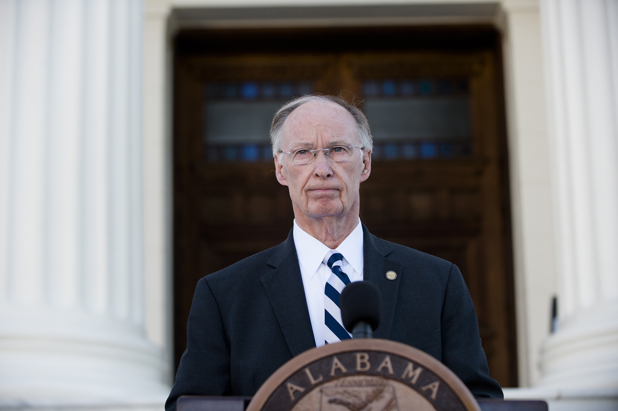 alabama-governor-resigns-pleads-guilty-to-misdemeanors-chicago-tribune