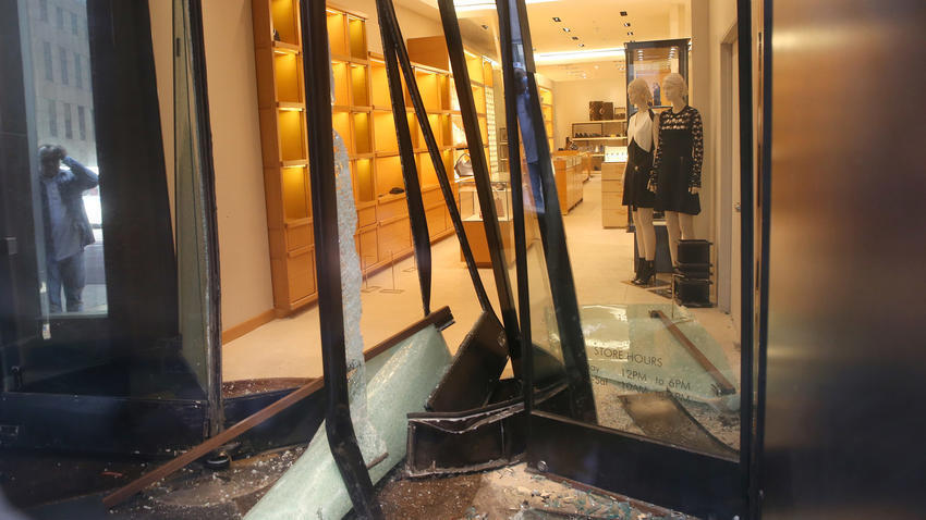 Thieves crash car into Louis Vuitton store on Magnificent Mile - Chicago Tribune