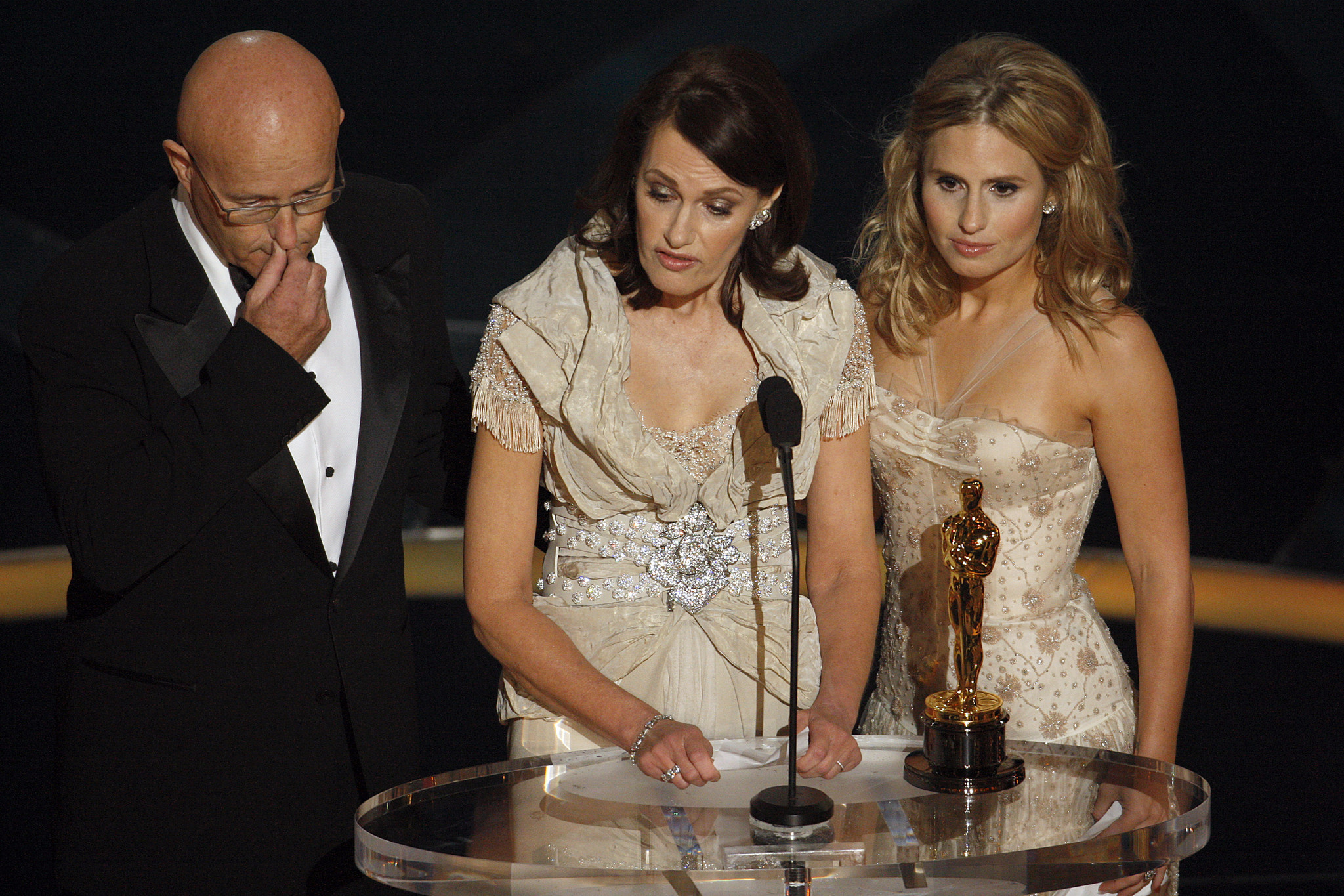 Accepting the supporting actor Oscar given posthumously to Heath Ledger, from right, Ledger's sister Kate, mother Sally Bell and father Kim at the 81st Annual Academy Awards on February 22, 2009.